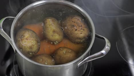 Cacerola-Hirviendo-Con-Verduras,-Patatas-Y-Zanahorias.-Cocinando-En-La-Cocina