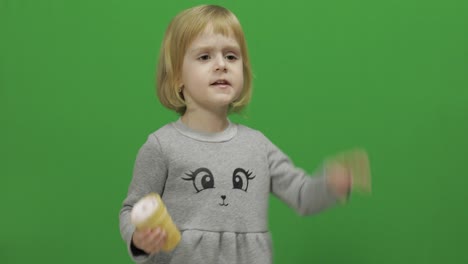 Kleines-Mädchen-Mit-Eis-Auf-Einem-Grünen-Bildschirm,-Chroma-Key