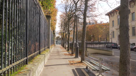 Blick-Auf-Paris-Im-Herbst-Bei-Einem-Spaziergang-Entlang-Der-Ruhigen-Straße