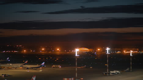 Vista-Nocturna-Del-Aeropuerto-De-Sheremetyevo-Con-Avión-Despegando-De-Moscú