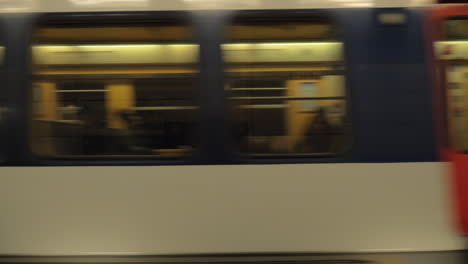 Tren-Subterráneo-Saliendo-De-La-Estación-De-Metro
