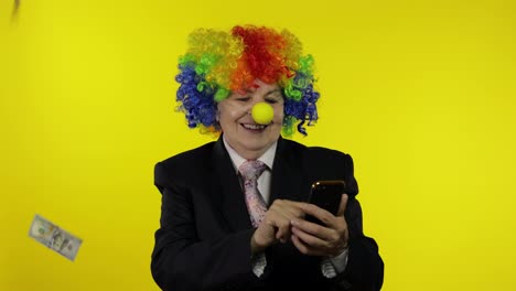 Clown-Geschäftsfrau-Als-Freiberuflerin-Erhält-Geldeinkommen,-Während-Sie-Ihr-Smartphone-Nutzt