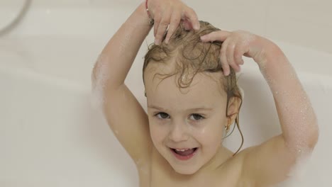 Attraktives-Dreijähriges-Mädchen-Nimmt-Ein-Bad.-Haare-Putzen-Und-Waschen