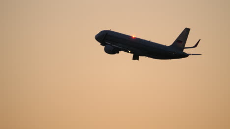 Aeroflot-plane-taking-off-in-late-evening