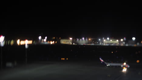 Timelapse-Del-Tráfico-De-Transporte-En-El-Aeropuerto-Por-La-Noche