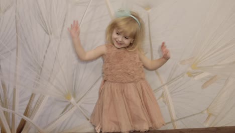 Glückliches-Dreijähriges-Mädchen-Macht-Grimassen-Und-Tanzt.-Süßes-Blondes-Kind