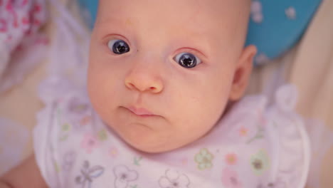 Süßes-Drei-Monate-Altes-Mädchen-Mit-Großen-Blauen-Augen