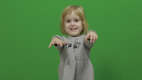 Kleines-Mädchen-Auf-Einem-Grünen-Bildschirm,-Chroma-Key.-Glückliches-Dreijähriges-Mädchen