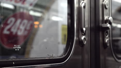 Closing-doors-in-subway-train-and-departing