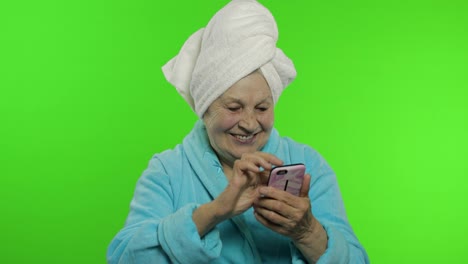 Abuela-Anciana-Después-De-La-Ducha.-Anciana-Usando-Un-Teléfono-Inteligente-Para-Comprar-En-Línea