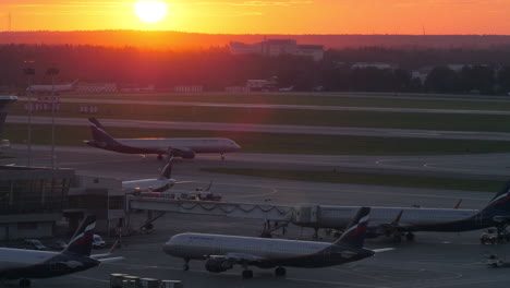 Flughafen-Scheremetjewo-Mit-Aeroflot-Flugzeugen-Bei-Sonnenuntergang-Moskau