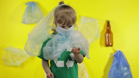 Freiwilliges-Mädchen-Trägt-Plastikverpackungen-An-Hals-Und-Kopf.-Plastikverschmutzung-Reduzieren.-Ökologie-Retten