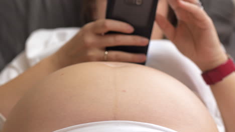 Schwangere-Frau-Mit-Zellbaby,-Das-Gegen-Den-Bauch-Tritt