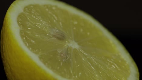 Köstlicher-Zitronenschnitt-Zum-Auspressen-Von-Frischem-Saft.-Zitronenhälfte