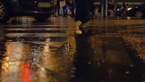 Rainy-evening-in-the-city-people-crossing-the-road