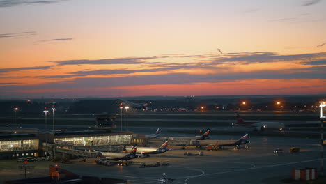 Terminal-D-Mit-Einsteigenden-Flugzeugen-Am-Moskauer-Flughafen-Sheremetyevo,-Abendansicht