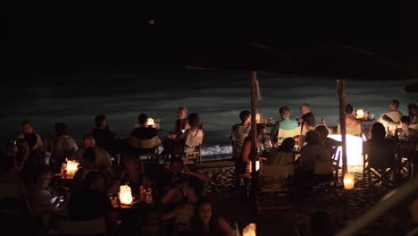 Menschen-Genießen-Den-Abend-Im-Strandcafé-Am-Ufer