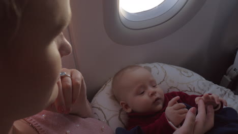 Mutter-Und-Ihr-Baby-Chillen-Im-Flugzeug
