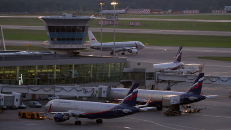 Aviones-De-Aeroflot-Y-Terminal-Con-Torre-De-Control-En-El-Aeropuerto-Sheremetyevo-De-Moscú