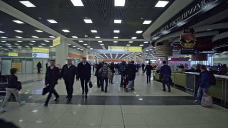 Zeitraffer-Des-Personenverkehrs-Im-Terminal-Des-Moskauer-Flughafens-Scheremetjewo