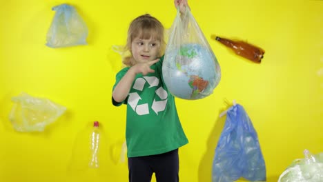 Aktivistin-Mit-Erdkugel-In-Plastikverpackung.-Verringerung-Der-Naturverschmutzung.-Ökologie-Umwelt-Retten