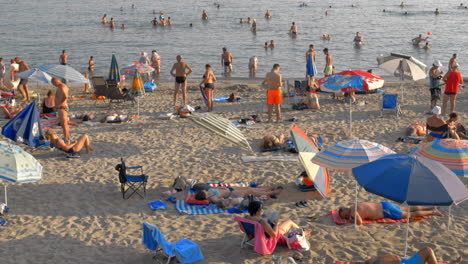 Turistas-Relajándose-En-La-Playa-Y-Bañándose-En-El-Mar-Grecia