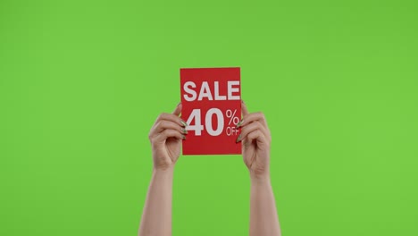 Verkauf-40-Prozent-Rabatt-Auf-Werbeaufschrift-Auf-Papierbogen-In-Frauenhänden-Auf-Chroma-Key