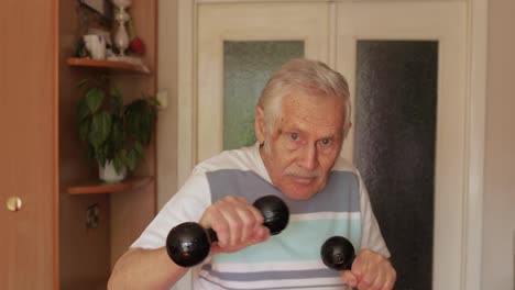 Älterer-Kaukasischer-Mann,-Der-Zu-Hause-Sportübungen-Mit-Hanteln-Macht