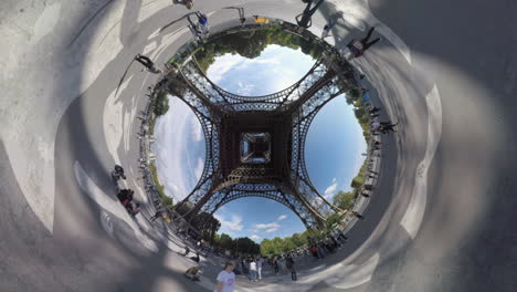 Kugelförmiger-Zeitraffer-Von-Menschen-Und-Eiffelturm-In-Paris