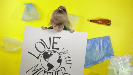 Mädchenaktivistin-Hält-Plakat-„Liebe-Deine-Mutter-Erde“.-Plastikverschmutzung-In-Der-Natur