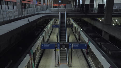 Estación-De-Metro-Vacía-Y-Escaleras-Mecánicas-En-Movimiento-En-París,-Francia
