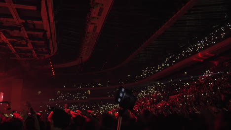 Audience-dancing-with-lights-at-the-concert