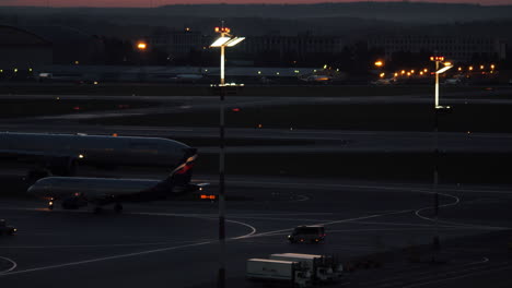 Flugverkehr-Im-Flughafengebiet-Bei-Nacht-Moskau