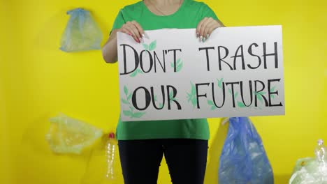 Una-Mujer-Irreconocible-Sosteniendo-Un-Cartel-De-Protesta-No-Destruya-Nuestro-Futuro.-Contaminación-Plástica-Del-Medio-Ambiente