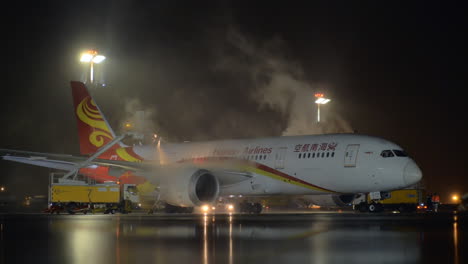 Anti-icing-Boeing-787-8-Dreamliner-of-Hainan-Airlines-at-night