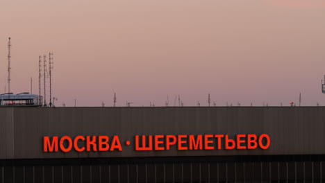 Terminal-F-Des-Flughafens-Scheremetjewo,-Blick-In-Die-Abenddämmerung,-Moskau,-Russland