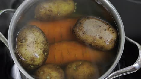 Heiße-Kochende-Pfanne-Mit-Gemüsekartoffeln-Und-Karotten.-Kochen-In-Der-Küche