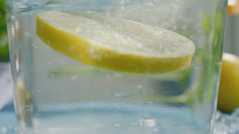 Lemon-Slice-Dropped-into-Water-with-a-Dynamic-Splash