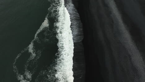 Luftaufnahme-über-Dem-Schwarzen-Sandstrand-Von-Stokksnes,-Düsterer-Abend-In-Island