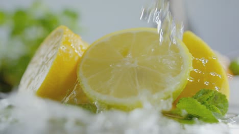Frische-Zitronenhälften-In-Spritzwasser-Getaucht