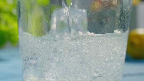 Erfrischungsgetränk-Mit-Eis-In-Ein-Glas-Gegossen