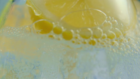 Zitronenscheibe,-Umgeben-Von-Kohlensäure,-Während-Das-Getränk-Eingegossen-Wird