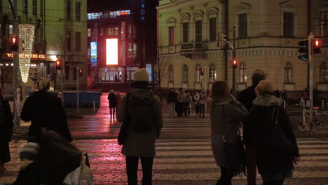 Gente-Cruzando-La-Calle-En-La-Ciudad-De-Noche-Helsinki-Finlandia