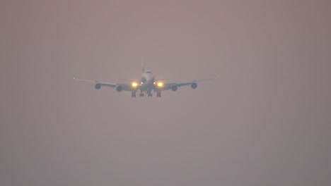 Avión-De-Carga-Boeing-747-Aterrizando-En-El-Aeropuerto.