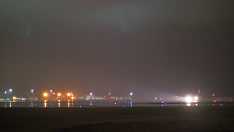 Vista-Nocturna-Del-Despegue-Del-Avión-De-Aeroflot-En-El-Aeropuerto-Sheremetyevo-De-Moscú.