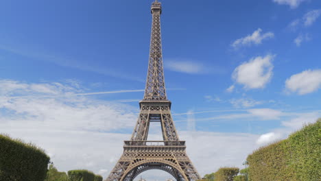 Visitantes-De-París-Mirando-La-Torre-Eiffel-Francia