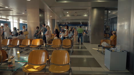 Schlange-Von-Menschen,-Die-Am-Flughafen-Thessaloniki,-Griechenland,-Auf-Das-Boarding-Warten