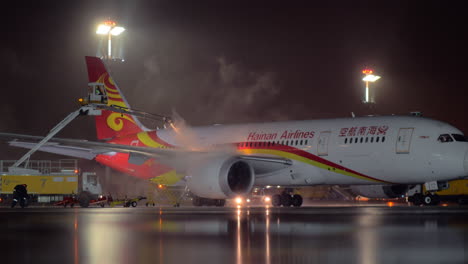 Hainan-Airlines-plane-de-icing-before-night-departure