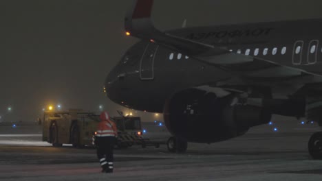 Schlepper,-Der-Aeroflot-A320-In-Der-Winternacht-In-Moskau-Schleppt