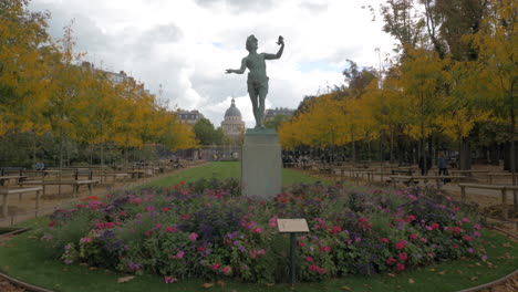 The-Greek-Actor-statue-in-Luxembourg-garden-Paris